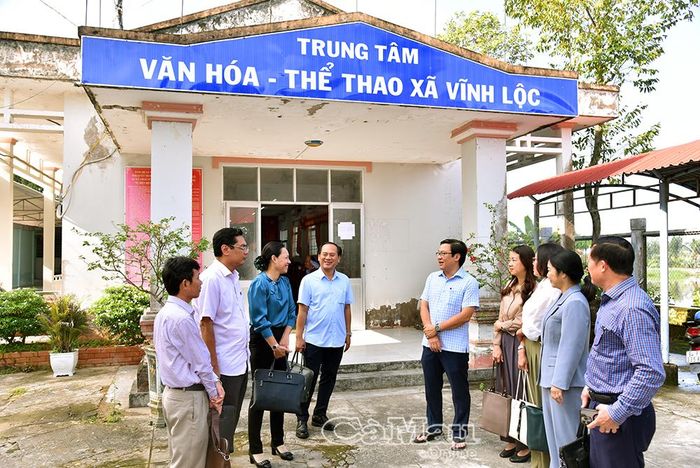 Đoàn giám sát khảo sát thực tế hiện trạng cơ sở vật chất, trang thiết bị tại Trung tâm Văn hoá - Thể thao xã Vĩnh Lộc.