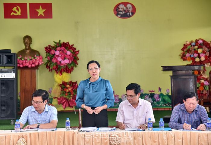 Bà Trần Thị Huỳnh Dao, Trưởng ban Văn hoá - Xã hội, HĐND tỉnh, đề nghị xã Vĩnh Lộc rà soát quỹ đất để có hướng đầu tư, mở rộng diện tích công trình thiết chế văn hoá đảm bảo tiêu chí nông thôn mới.