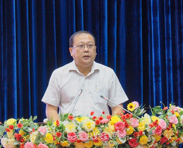 Đồng chí Nguyễn Văn Đen, Phó Giám đốc Sở Văn hoá, Thể thao và Du lịch, trình bày tham luận về kỹ năng truyền thông, xử lý khủng hoảng thông tin và lan toả hình ảnh Cà Mau trên không gian mạng.
