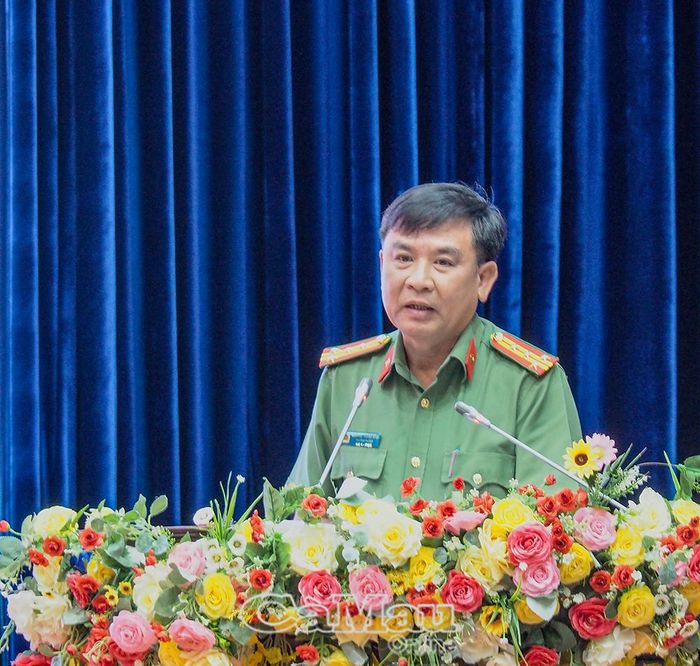  Đại diện Công an tỉnh Cà Mau trình bày tham luận về nhận diện và kỹ năng xử lý thông tin xấu độc trên môi trường số.