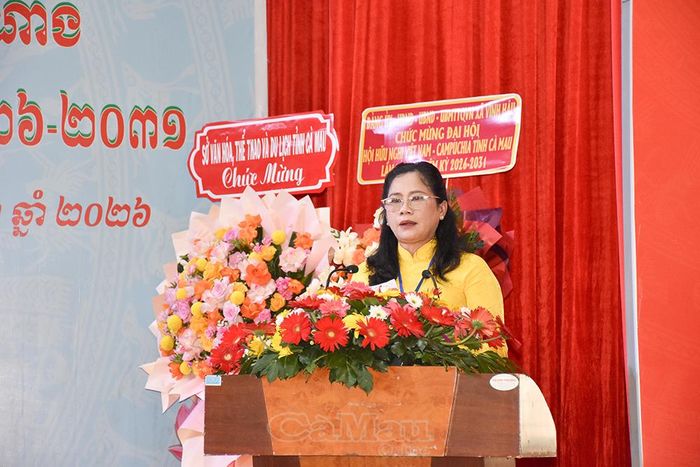Bà Quách Kiều Mai, Chủ tich Hội Hữu nghị Việt Nam - Campuchia tỉnh Cà Mau nhiệm kỳ 2026-2031, thông qua Nghị quyết đại hội.