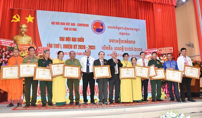 Tiến sĩ Lê Hồng Liêm, Phó Chủ tịch Trung ương Hội Hữu nghị Việt Nam - Campuchia và ông Phạm Hồng Thuận, Phó Chủ tịch Câu lạc bộ Doanh nghiệp Việt Nam - Campuchia, trao cờ thi đua xuất sắc cho Hội Hữu nghị Việt Nam - Campuchia tỉnh Cà Mau và trao Bằng khen cho các cá nhân có thành tích xuất sắc trong hoạt động công tác hội.