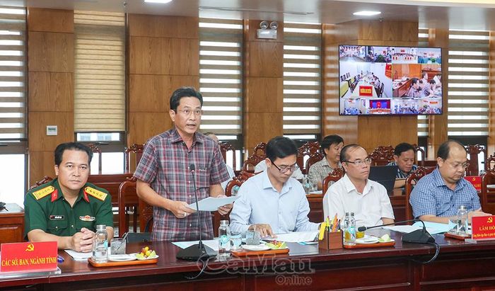 Đồng chí Lê Bình Nguyên, Phó Bí thư chuyên trách Đảng uỷ UBND tỉnh, phát biểu về tăng cường kiểm tra, giám sát việc xây dựng, thực hiện quy chế làm việc của cấp uỷ gắn với xây dựng đoàn kết nội bộ và trách nhiệm nêu gương của người đứng đầu.