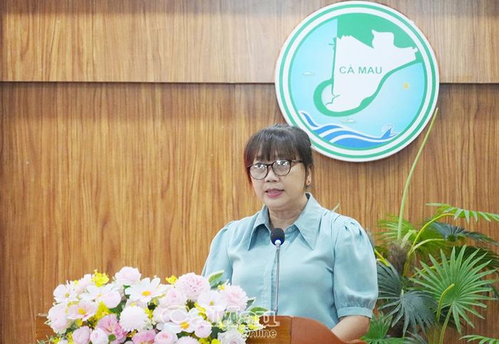 Phó Chủ tịch Hội Liên hiệp Phụ nữ tỉnh Cà Mau Nguyễn Thị Ngọc Thuý phát biểu tham luận về việc nhân rộng mô hình “Chợ 4.0 - Thanh toán không dùng tiền mặt”.