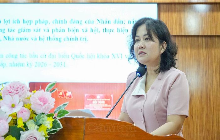 Đồng chí Võ Thị Ngọc Hân, Phó Chủ tịch Uỷ ban MTTQ Việt Nam tỉnh Cà Mau, trình bày dự thảo báo cáo công tác Mặt trận 9 tháng năm 2026.