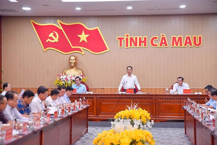 Các đồng chí lãnh đạo UBND tỉnh chủ trì phiên họp.