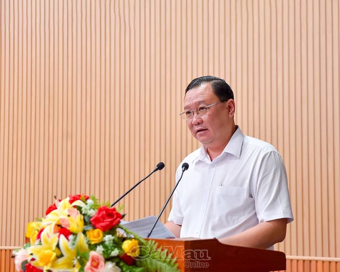 Giám đốc Sở Tài chính Huỳnh Công Quân báo cáo tình hình phát triển kinh tế - xã hội 9 tháng và một số nhiệm vụ trọng tâm những tháng cuối năm.