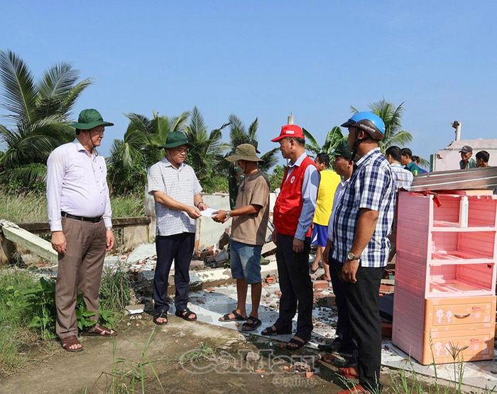  Đồng chí Tô Hoài Phương, Giám đốc Sở Nông nghiệp và Môi trường (thứ hai từ trái sang), trao hỗ trợ cho gia đình ông Huỳnh Công Khê (Ấp 4, Xã Nguyễn Phích)