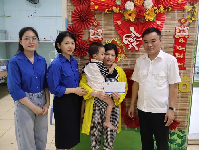 Đồng chí Lê Văn Duẩn - Phó Bí thư Đảng ủy, Phó Kiểm toán trưởng KTNN khu vực XI cùng Chi đoàn Thanh niên tặng quà, động viên các bệnh nhi nhân dịp Tết Trung thu. Ảnh: KTNN khu vực XI