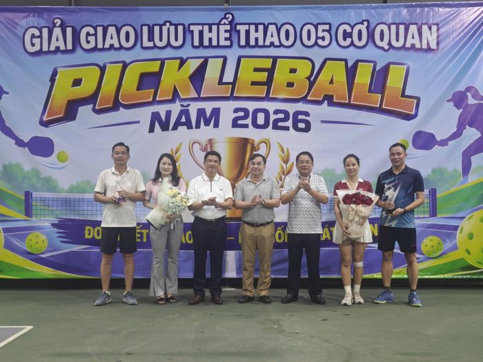 Đồng chí Đoàn Huy Vinh - Bí thư Đảng ủy, Kiểm toán trưởng KTNN khu vực XI và Lãnh đạo Sở Công Thương, Thuế tỉnh Thanh Hóa trao hoa và cúp cho các đội chơi. Ảnh: KTNN khu vực XI