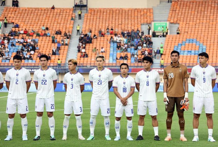 Chanathip (18) trong đội hình của đội tuyển Thái Lan. Ảnh: Thanh Niên