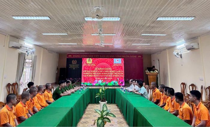 Lễ khai giảng lớp dạy sửa chữa thiết bị điện lạnh và nghiệp vụ nhà hàng & khách sạn. Ảnh: CA.