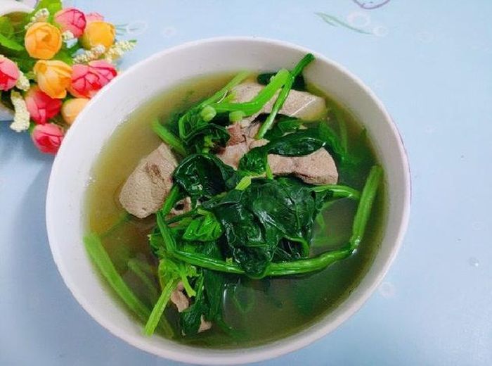 Một món thích hợp trong những ngày thời tiết chuyển mát là canh cải bó xôi nấu gan lợn - Ảnh minh hoạ