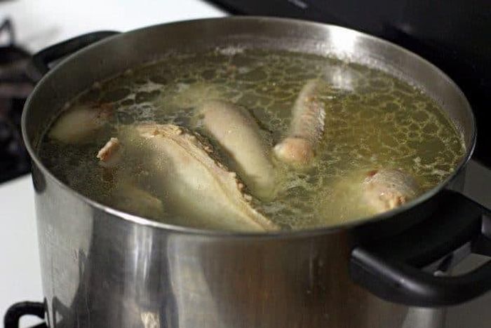 Duy trì nhiệt độ liu riu khoảng 30-45 phút, tùy vào kích thước của con ngan, sau đó tắt bếp. Ảnh minh họa.