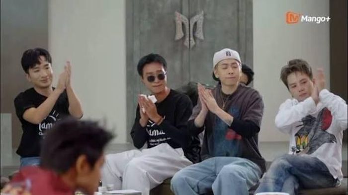 Anh tài Hà An Huy rơi nước mắt vì câu chuyện của Đông Hùng. Ảnh chụp màn hình