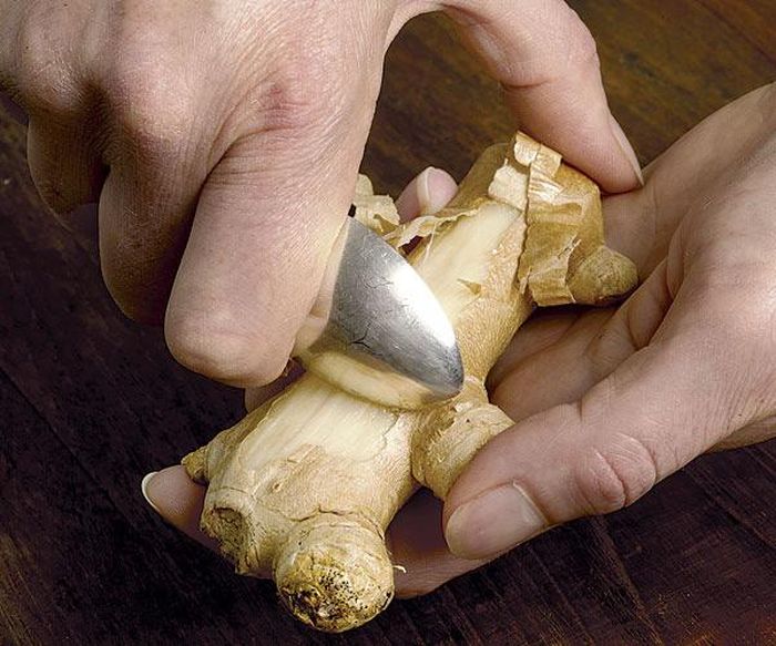 Một chiếc thìa inox cũng có thể giúp bạn cạo vỏ gừng khá dễ dàng.