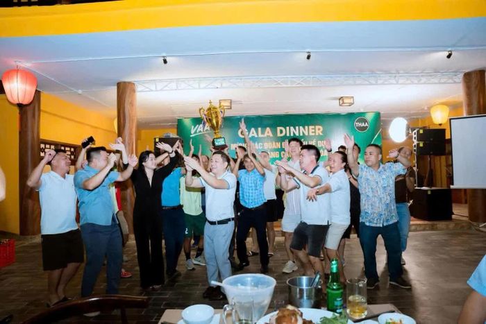 Ban Tổ chức tiến hành trao giải cho các vận động viên, đội thi đạt thành tích tại giải. Những khoảnh khắc này không chỉ ghi nhận kết quả thi đấu mà còn là dịp để các thành viên cùng chia sẻ niềm vui sau một ngày tranh tài.