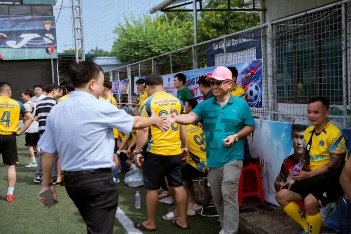 Những cuộc trò chuyện bên ngoài sân đấu, những cái bắt tay trước và sau trận hay khoảnh khắc cùng cổ vũ cho các vận động viên tạo nên không khí gần gũi. Đây cũng là dịp để hội viên các chi hội chia sẻ, trao đổi và hiểu thêm về hoạt động của nhau.