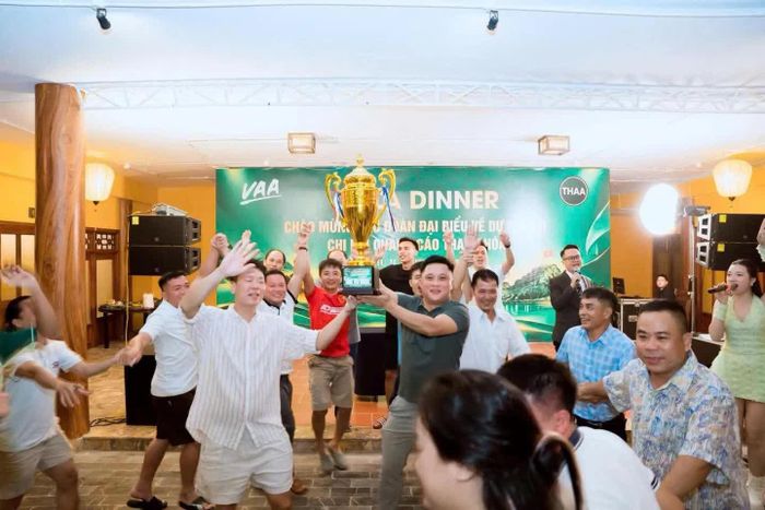 Khép lại chuỗi hoạt động là đêm Gala Dinner với những màn giao lưu, chia sẻ và chụp ảnh lưu niệm.