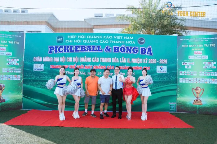 Bên cạnh các vận động viên, đội ngũ hỗ trợ, trọng tài và cổ động viên cũng góp phần duy trì không khí sôi nổi, xuyên suốt chương trình.