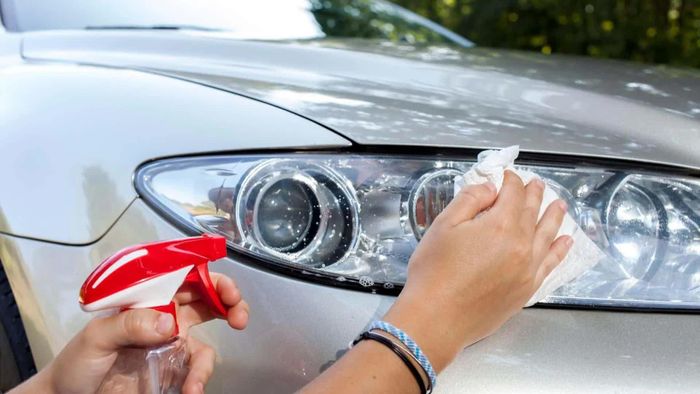 Hãy vệ sinh đèn định kỳ bằng khăn mềm, nước hoặc dung dịch chuyên dụng