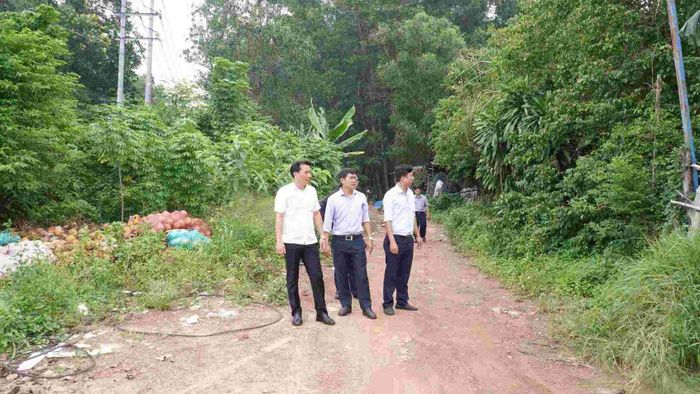 Lãnh đạo phường Đông Hòa xuống từng nhà vận động người dân bàn giao đất