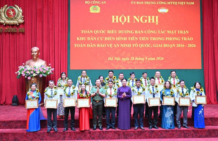 Thứ trưởng Lê Văn Tuyến và đồng chí Hà Thị Nga trao hoa và Bằng khen của Bộ trưởng Bộ Công an tặng các tập thể và cá nhân có thành tích tiêu biểu trong phong trào toàn dân bảo vệ ANTQ giai đoạn 2016 – 2026