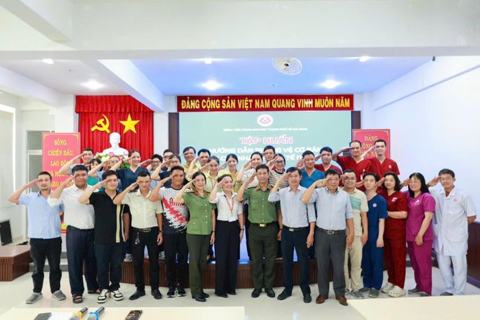 Công an TPHCM tập huấn cách phòng vệ an toàn cho các trường học, ngân hàng