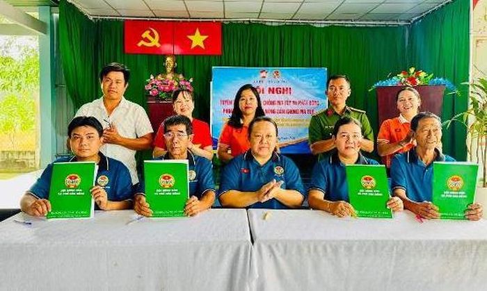 Công an xã phối hợp Hội Nông dân xã Phú Hòa Đông phát động phong trào xây dựng "Chi hội Nông dân không ma túy"