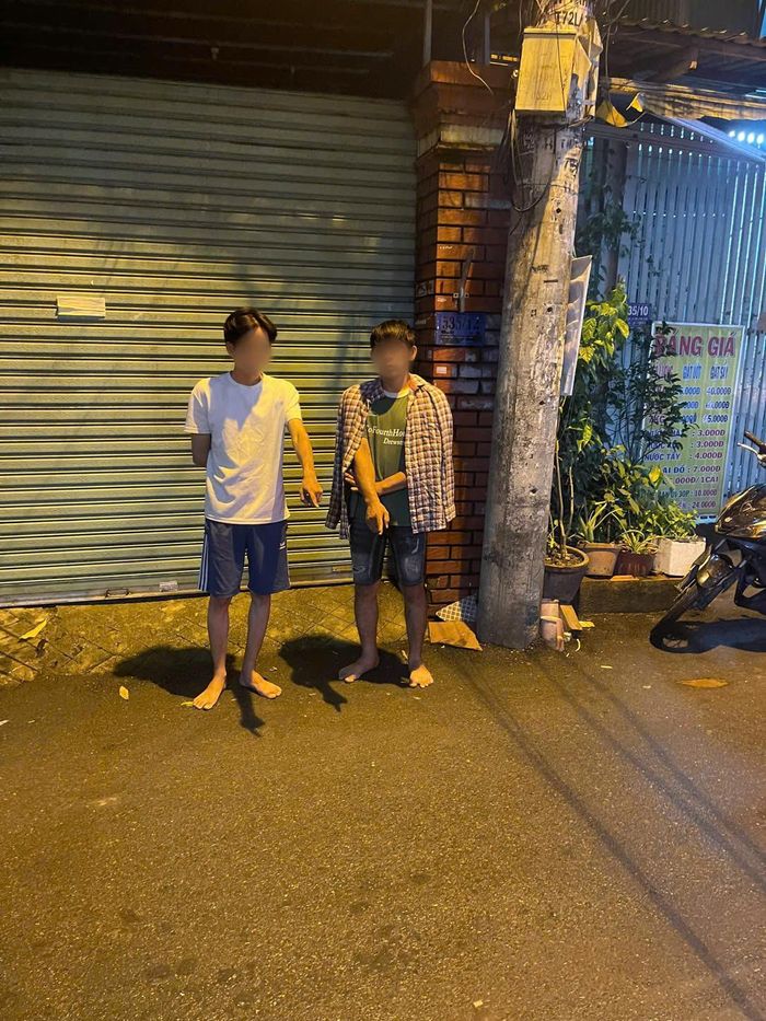 Hai đối tượng Lê Quốc Linh và Nguyễn Ngọc Quang tại nơi thực hiện hành vi cướp giật tài sản