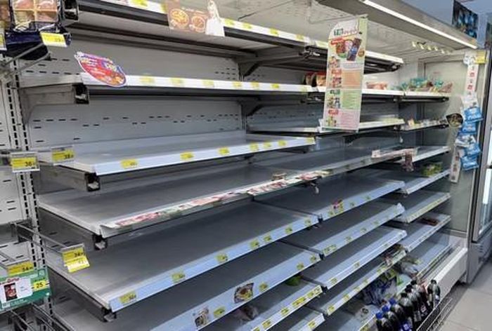 Nhiều kệ trong siêu thị đã hết hàng