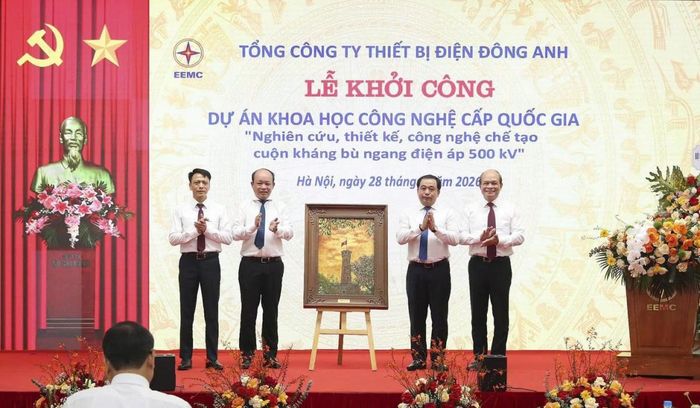 Bí thư Thành ủy Hà Nội Trần Đức Thắng (thứ 2 từ phải sang) tặng quà lưu niệm cho EEMC