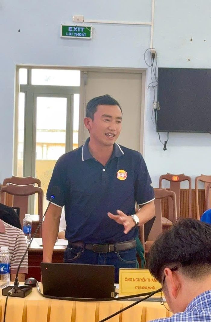 Ông Đỗ Thanh Tâm - Kỹ sư nông nghiệp trao đổi với các hộ dân
