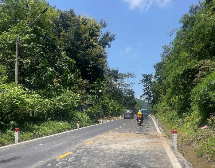 Đến trưa ngày 28/9, tảng đá lớn đã được xử lý, việc lưu thông của các phương tiện diễn ra bình thường, an toàn trở lại.