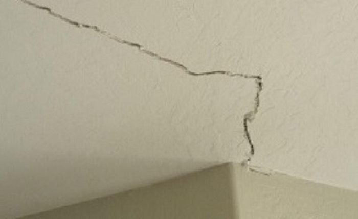 Cần tìm hiểu nguyên nhân của vết nứt để có biện pháp xử lý phù hợp. (Ảnh: Xaydungphucthinhphat)