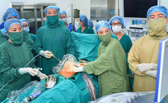 Ê kíp đặt bóng bít khí quản thai nhi mắc thoát vị hoành nặng.