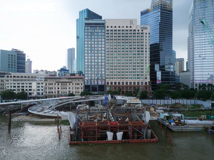 Tại cầu dẫn phía Bến Bạch Đằng (phường Sài Gòn) khối lượng thi công đạt trên 90%. Nhà thầu đang tập trung hoàn thiện những hạng mục cuối cùng, trong đó có lắp đặt dàn kết cấu thép tạm và cáp giằng cầu.