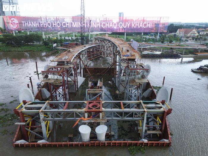 Hai dầm cuối đang được lắp đặt, từng hạng mục được triển khai đồng thời để sẵn sàng kết nối với phần cầu phía Bến Bạch Đằng.