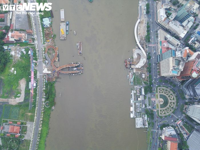 Ghi nhận của PV Báo Điện tử VTC News những ngày cuối tháng 9, trên công trường cầu đi bộ qua sông Sài Gòn, hàng loạt máy móc, thiết bị cùng công nhân đang được huy động thi công liên tục.