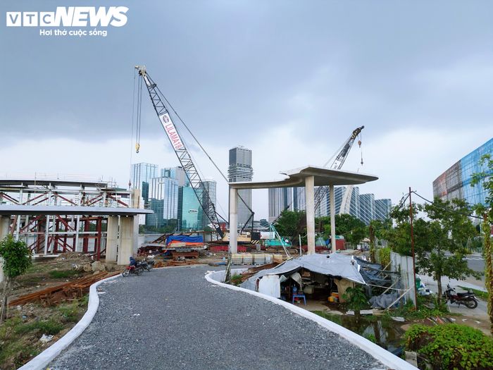 Trong khi hai đầu cầu đang dần hoàn thiện, tại Nhà máy Đại Dũng Shipyard, Khu công nghiệp Đông Xuyên, nhịp vòm thép chính đã hoàn thành 100% công tác chế tạo.