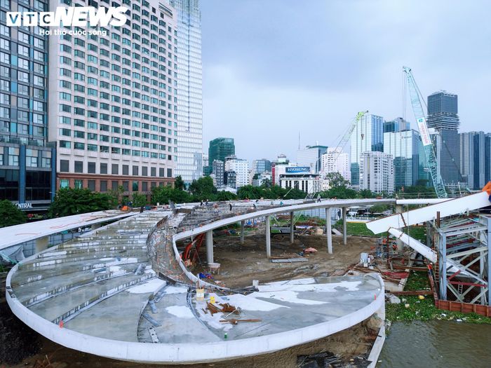 Các công nhân cũng đang thi công khu vực bậc thang dẫn lên cầu. Hạng mục này dự kiến hoàn thành trong khoảng 25 ngày.
