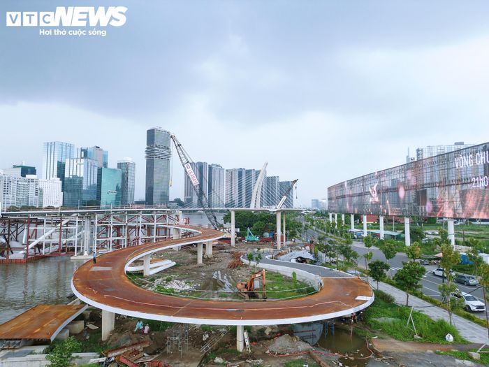 Cầu đi bộ qua sông Sài Gòn dài 720m, trong đó nhịp chính dài 187m, sử dụng kết cấu vòm treo dây văng, dầm thép có mặt cắt ngang thay đổi từ 6-11m.