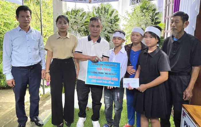 Thông qua nhà trường và địa phương, một số nhà hảo tâm quyên góp giúp đỡ 2 con nhỏ của chị Hiệp. 