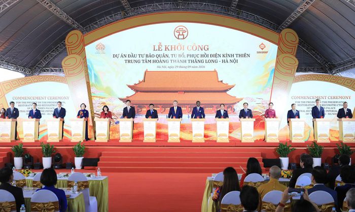 Tổng Bí thư, Chủ tịch nước Tô Lâm cùng các lãnh đạo Đảng, Nhà nước và đại biểu thực hiện nghi thức khởi công Dự án đầu tư Bảo quản, tu bổ, phục hồi Điện Kính Thiên.