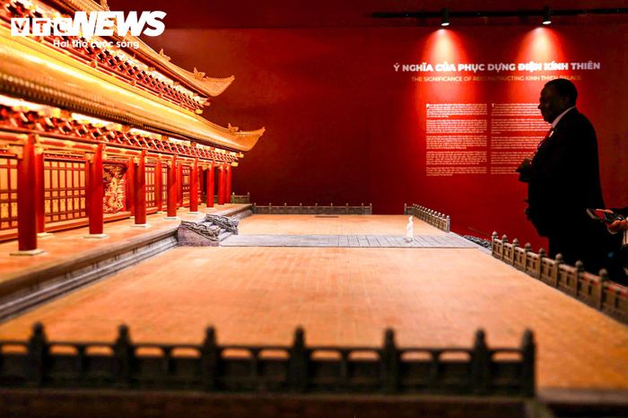 Phía trước là sân điện rộng hơn 1.000 m², nơi nhà vua thiết triều và tổ chức các nghi lễ lớn, quan trọng nhất.