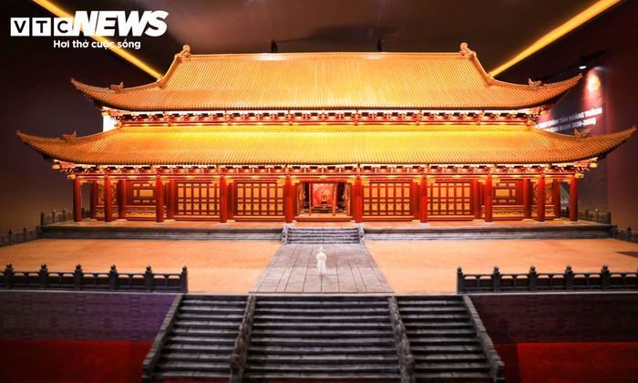 Năm 2011, những khảo cổ đầu tiên đánh thức kho tàng ký ức dưới lòng đất khu vực trung tâm của Hoàng thành. Tới nay, hơn 10.000 m² được khai quật, hàng triệu hiện vật được tìm thấy, từng bước xác định chính xác quy mô, kết cấu, kiến trúc của chính điện.