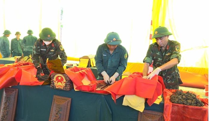Lực lượng chức năng sắp xếp cẩn trọng, tỉ mỉ từng bộ hài cốt liệt sĩ và đồng bào tử nạn vừa được tìm thấy. 
