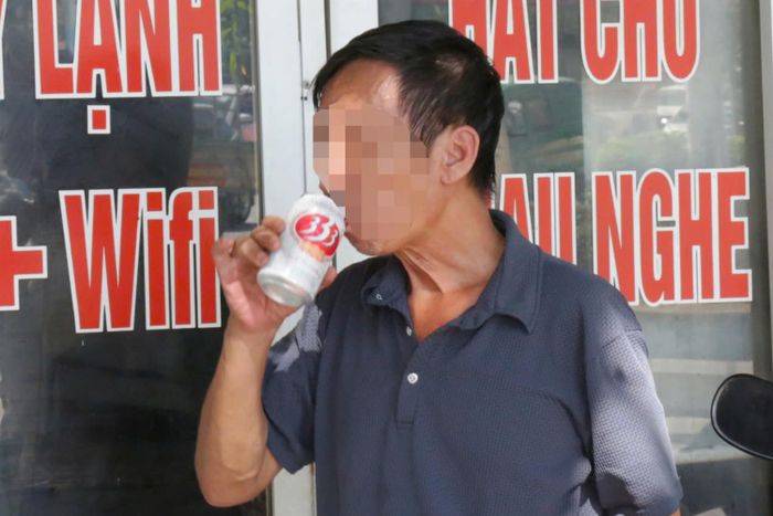 Ông Q. tiếp tục uống bia sau khi bị CSGT lập biên bản. (Ảnh: V.Y.)