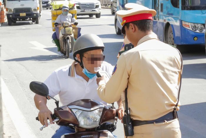 Lực lượng CSGT kiểm tra nồng độ cồn tại khu vực nút giao Giải Phóng - Trương Định. (Ảnh: V.Y.)