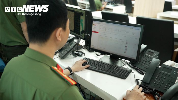Với Hà Nội Smart Police, lực lượng công an cũng dễ dàng nắm bắt diễn biến tại từng cơ sở. (Ảnh: Như Quỳnh)